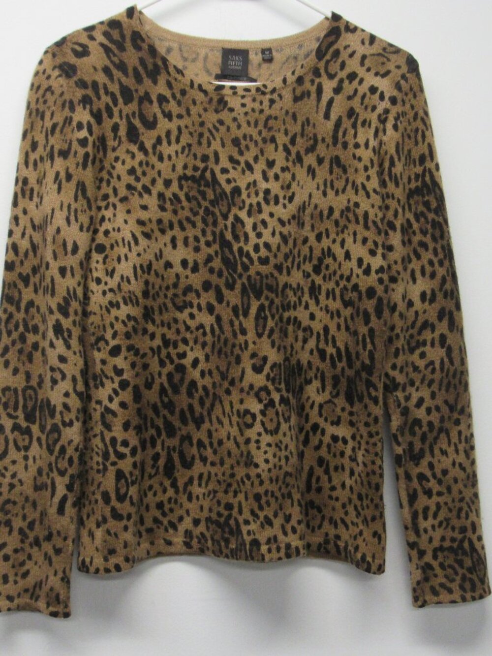 Saks Fifth Avenue 100% Cashmere Leopard Print Sweater Women's sz M Quiet Luxury